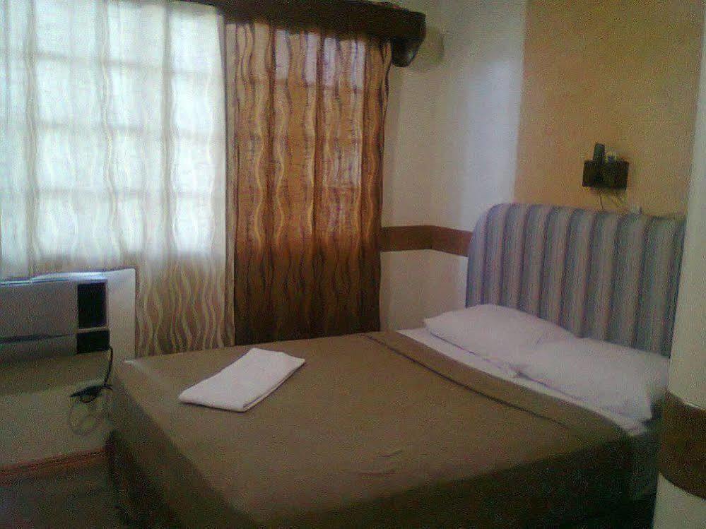 Golden Stallion Suites Cagayan de Oro Esterno foto